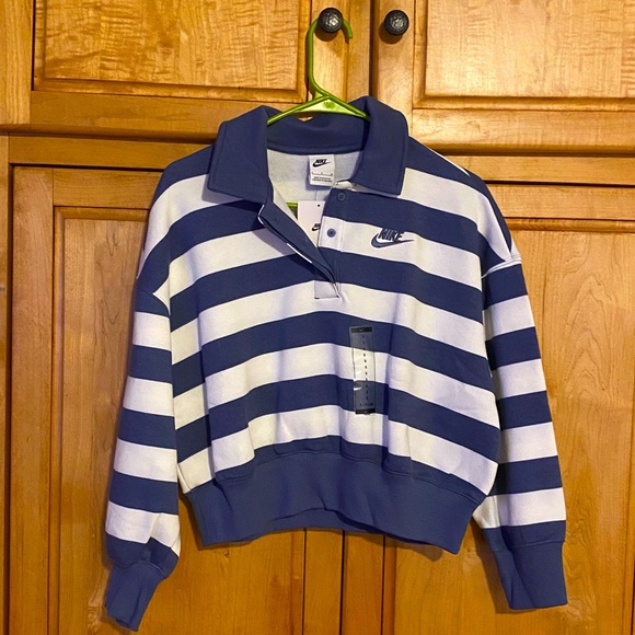 Nike Tops - Nike sweatshirt